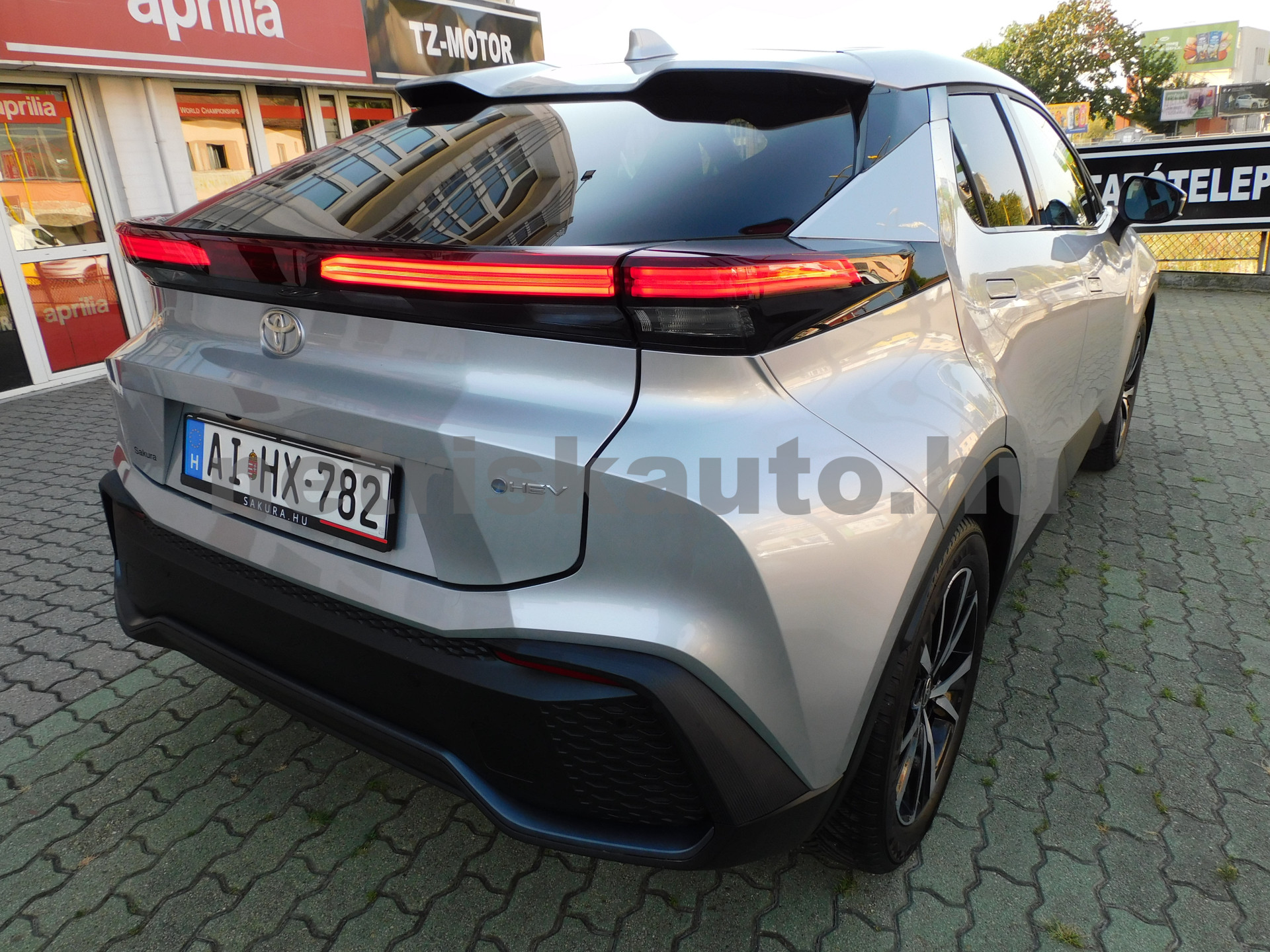 TOYOTA C-HR 1.8 Hybrid Style e-CVT személygépkocsi - 1798cm3 Hybrid 121244 12/12