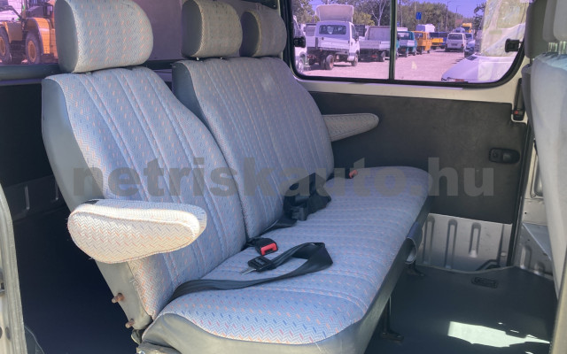 TOYOTA Hi-Ace 2.4 TD 4x4 Panel Van tehergépkocsi 3,5t össztömegig - 2446cm3 Diesel 121550 8/10
