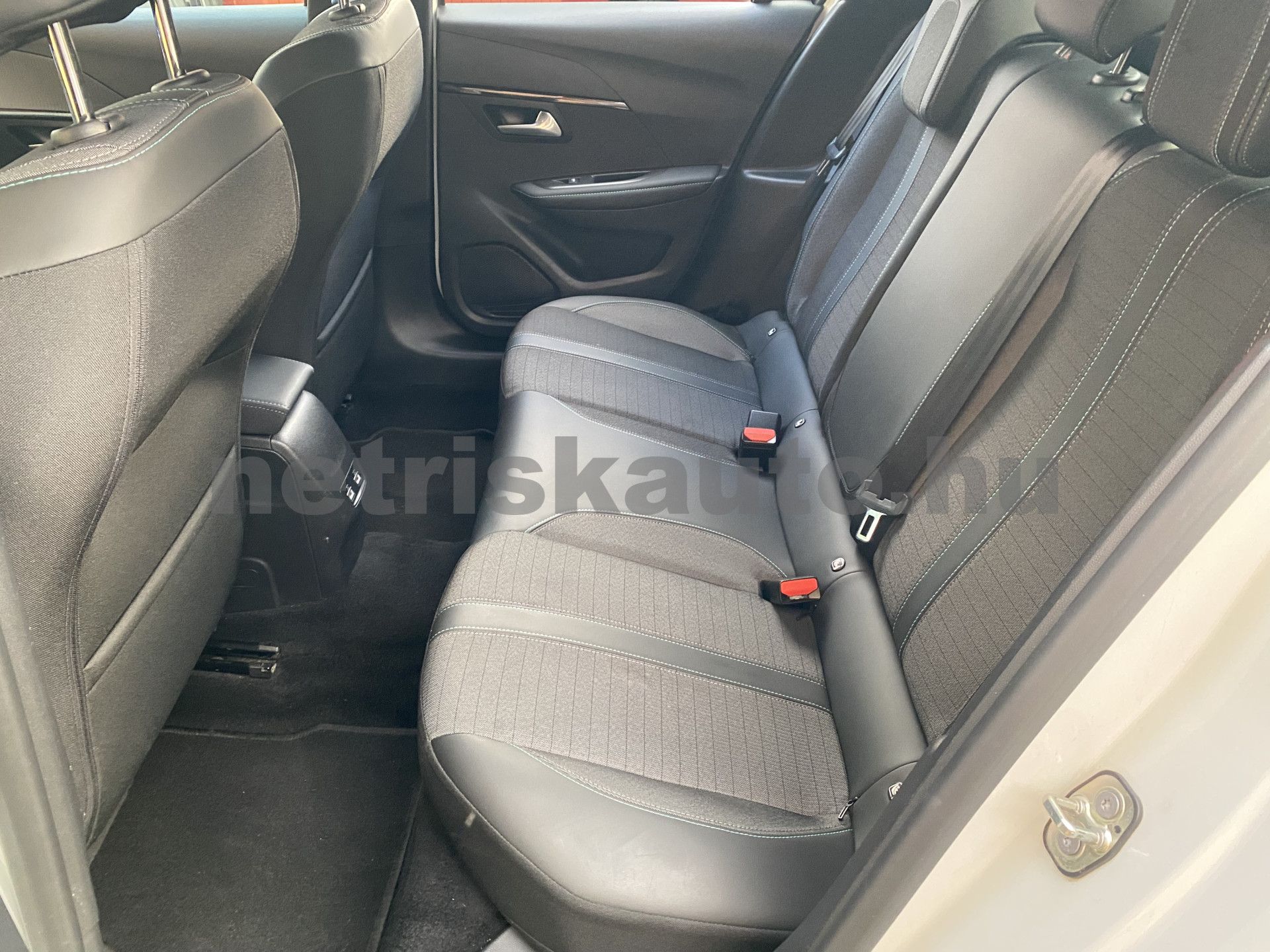PEUGEOT 208 1.2 PureTech Allure EAT8 személygépkocsi - 1199cm3 Benzin 121484 9/12
