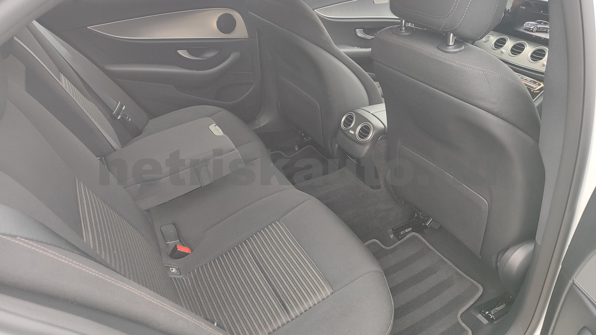 MERCEDES-BENZ E-osztály E 200 4Matic 9G-TRONIC EQ Boost személygépkocsi - 1991cm3 Hybrid 121274 10/12