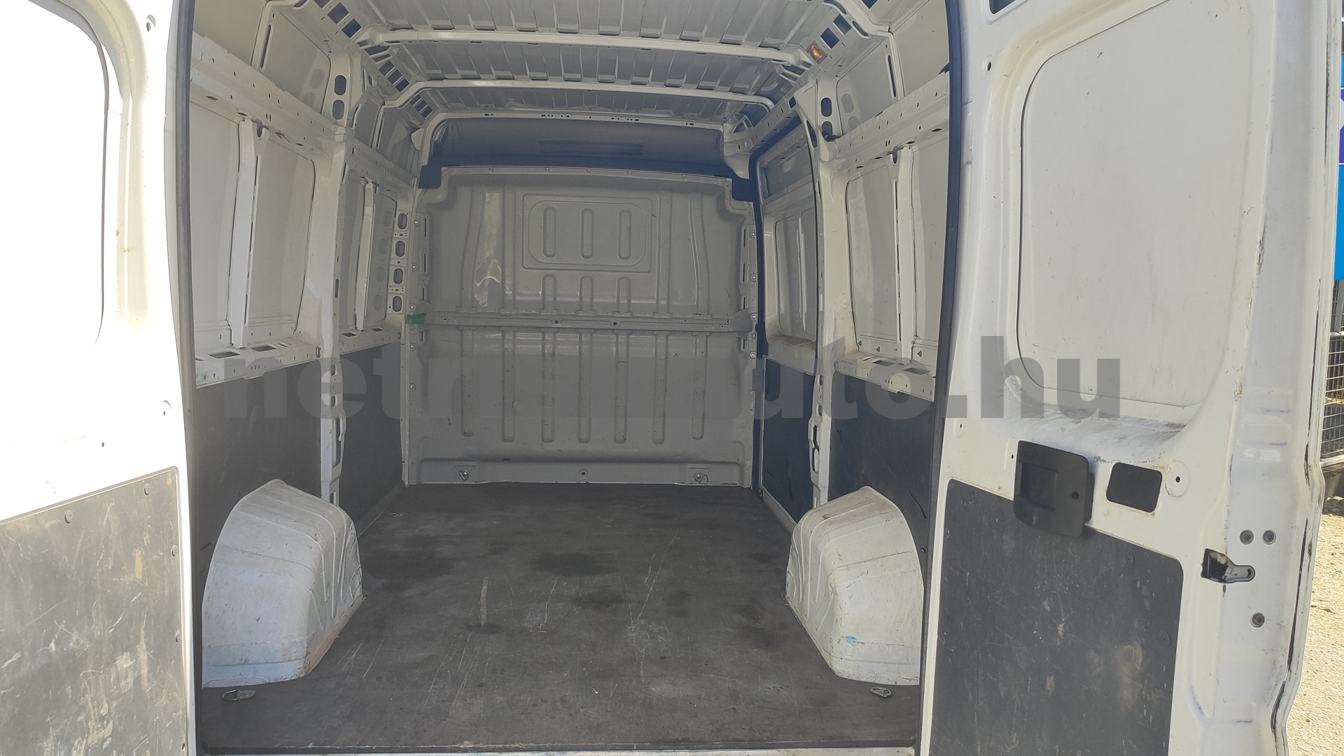 PEUGEOT Boxer 2.0 BHDI 350 FT L2H2 Access E6 tehergépkocsi 3,5t össztömegig - 1997cm3 Diesel 121575 10/12