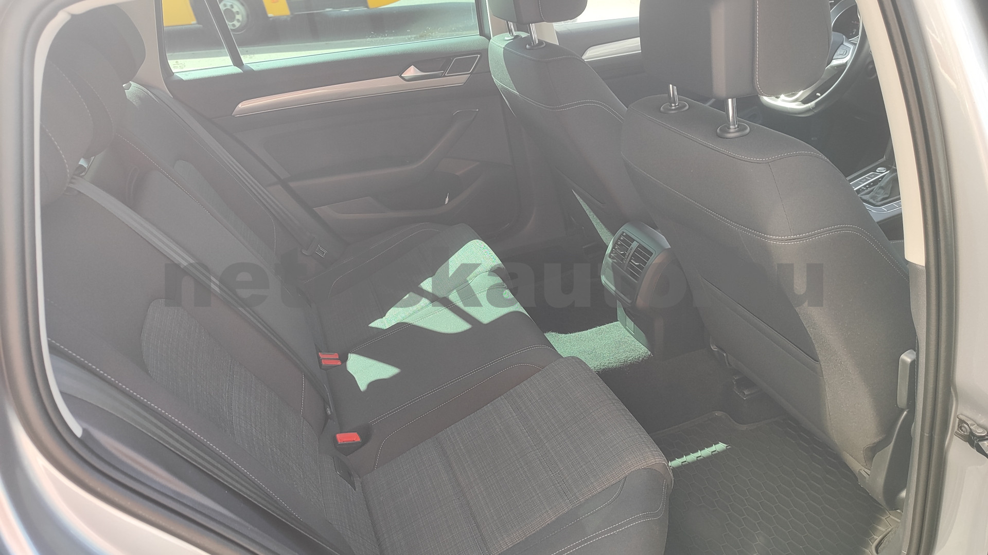 VW Passat 2.0 TDI SCR Business DSG személygépkocsi - 1968cm3 Diesel 121560 9/12