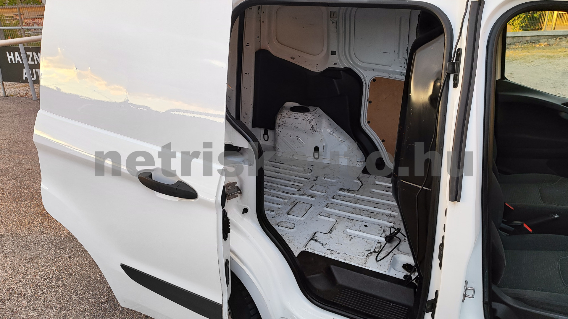 FORD Courier 1.5 TDCi Transit Trend S&S tehergépkocsi 3,5t össztömegig - 1498cm3 Diesel 121448 9/12