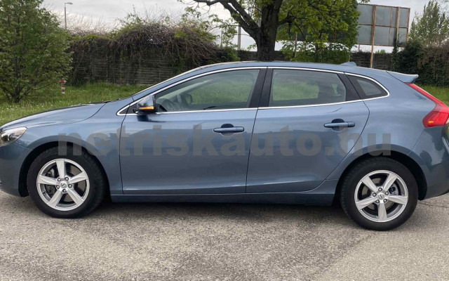 VOLVO V40 2.0 D [D3] Momentum személygépkocsi - 1984cm3 Diesel 120168 5/45