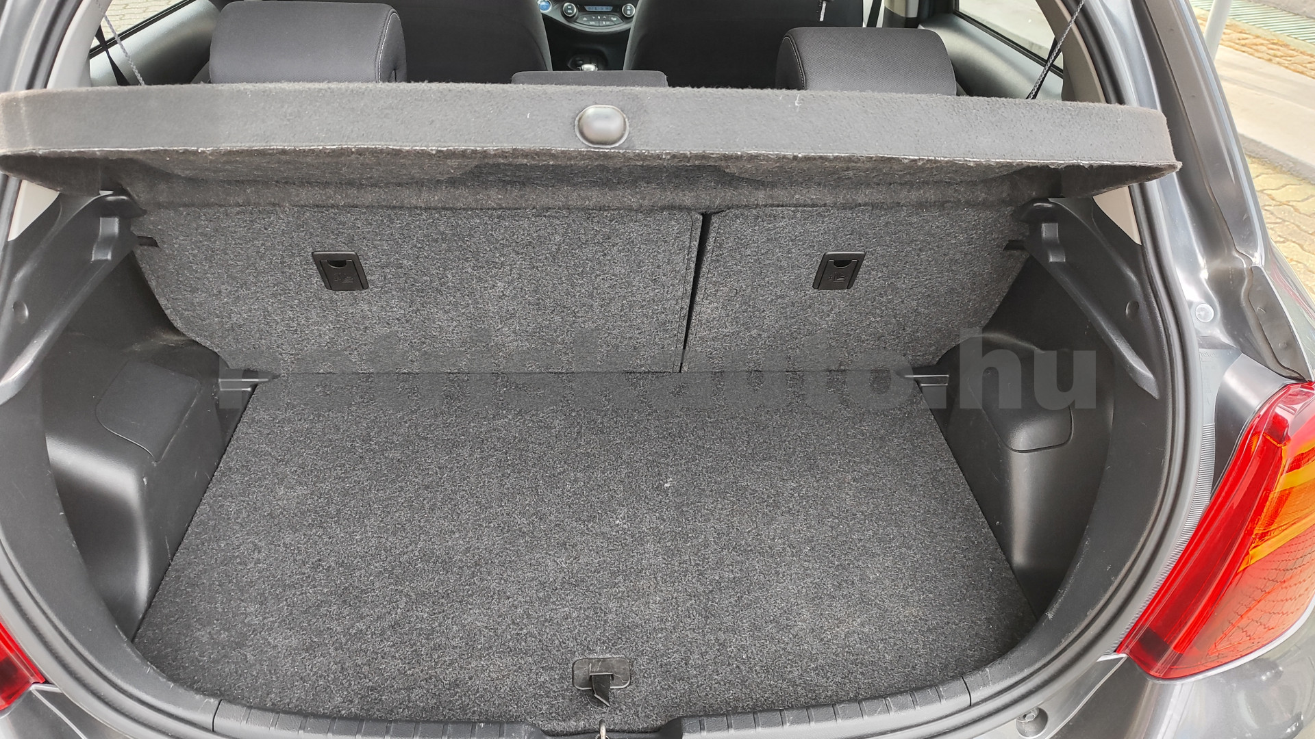 TOYOTA Yaris 1.5 HSD Active Aut. személygépkocsi - 1497cm3 Hybrid 121440 11/12