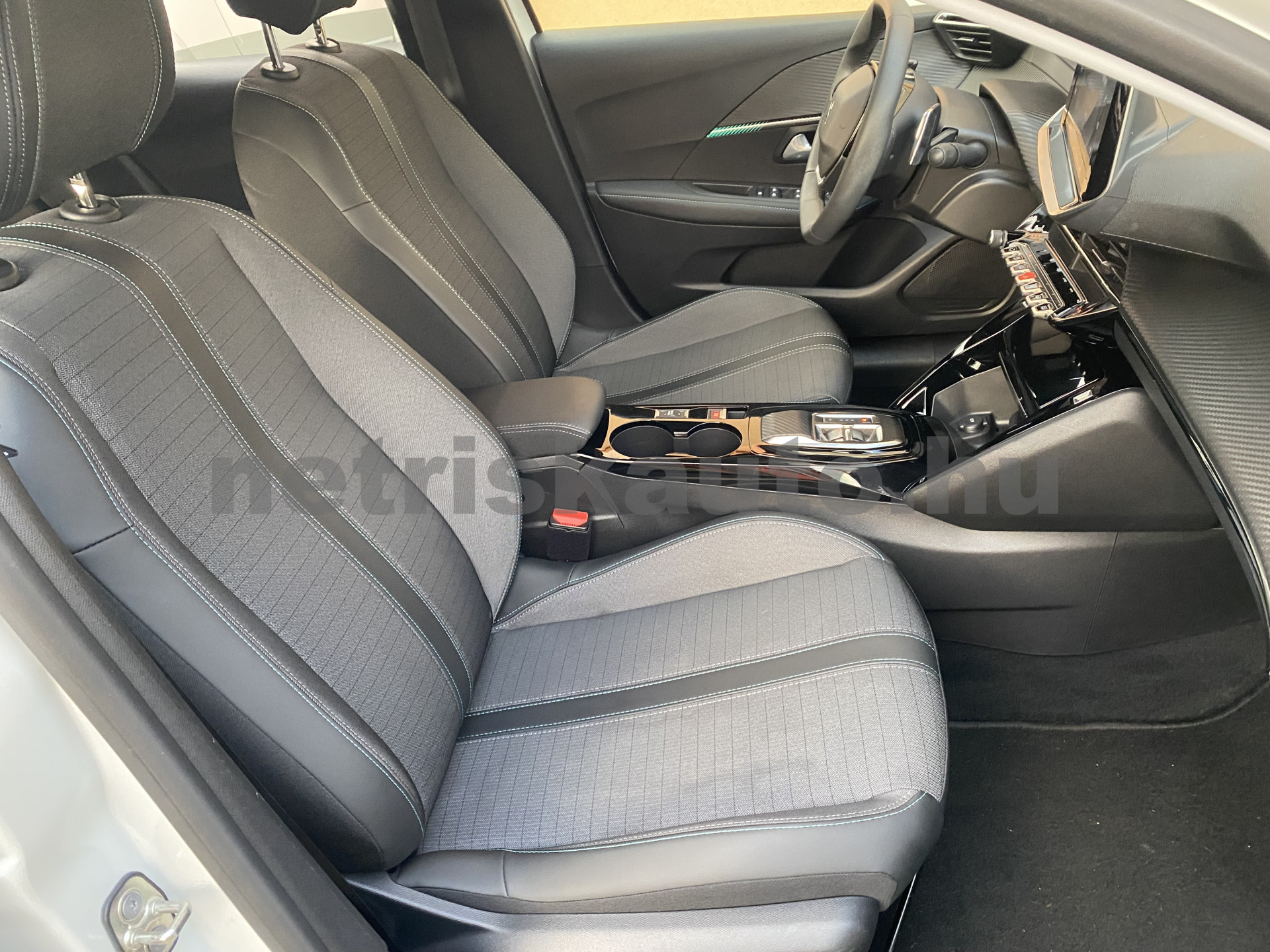 PEUGEOT 208 1.2 PureTech Allure EAT8 személygépkocsi - 1199cm3 Benzin 121484 8/12