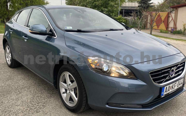 VOLVO V40 2.0 D [D3] Momentum személygépkocsi - 1984cm3 Diesel 120168 3/45