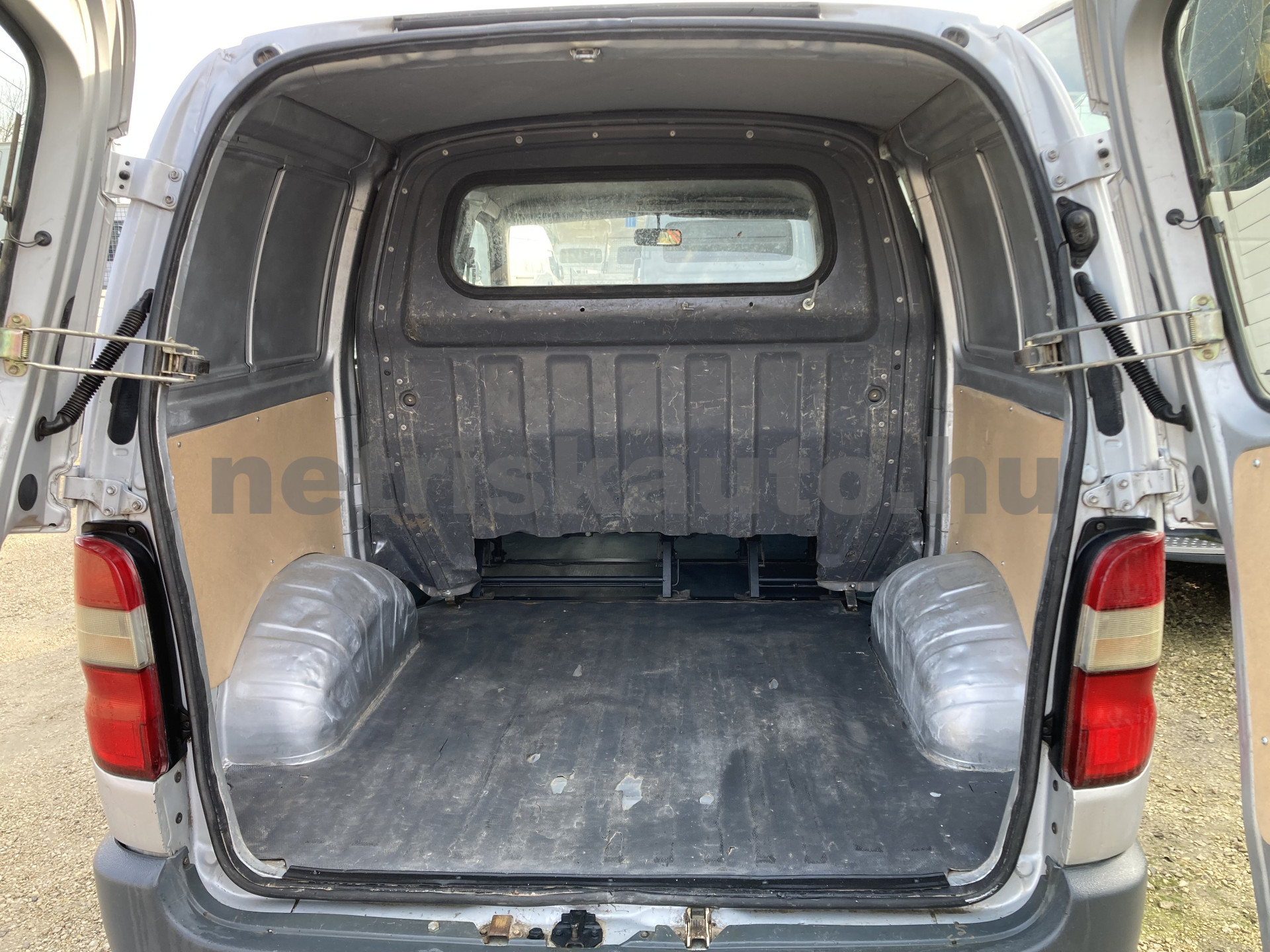 TOYOTA Hi-Ace 2.4 D Panel Van tehergépkocsi 3,5t össztömegig - 2446cm3 Diesel 121356 10/10