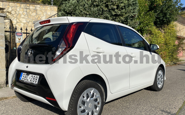 TOYOTA Aygo 1.0 x-play x-shift személygépkocsi - 998cm3 Benzin 121626 12/12