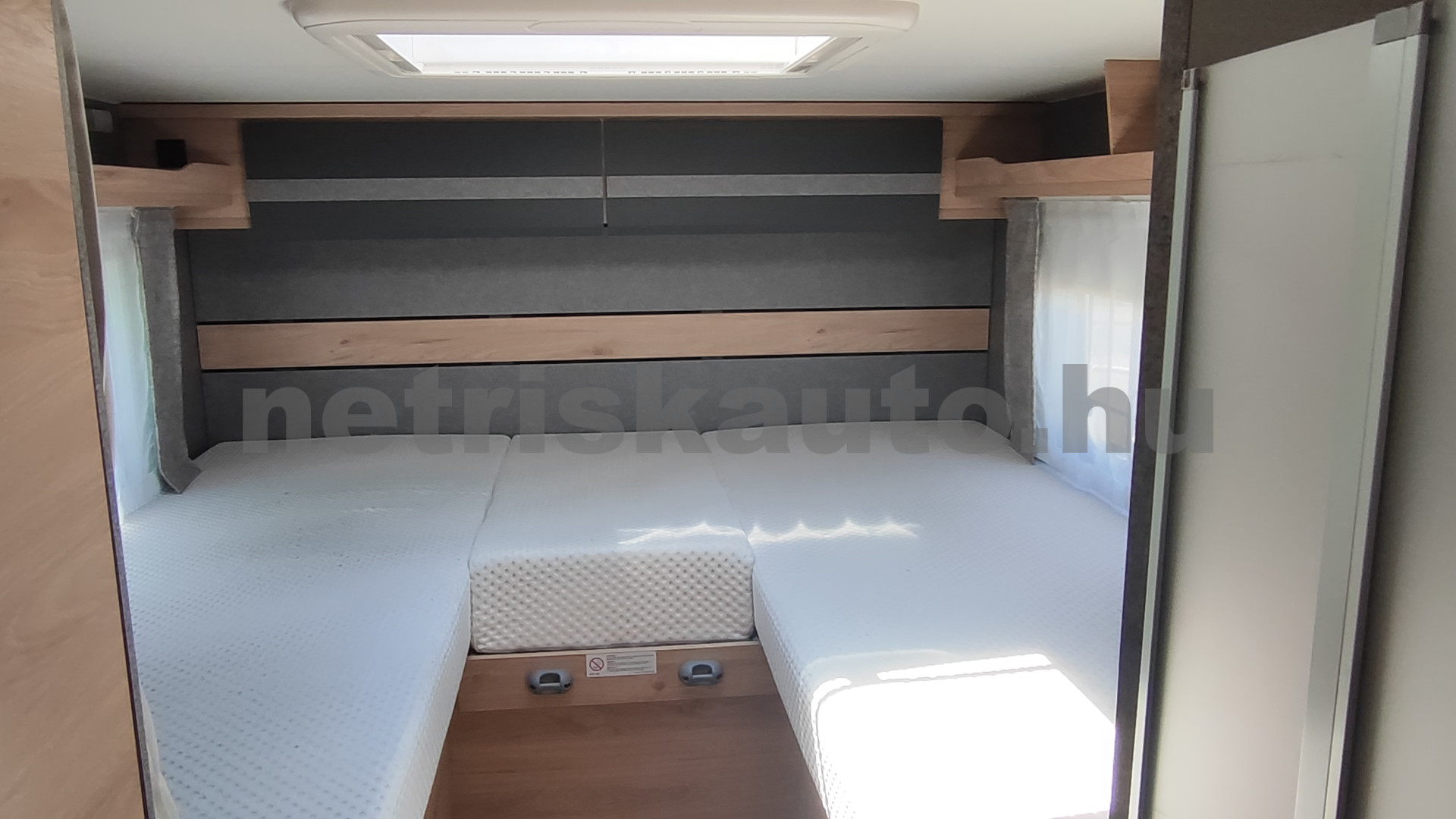FORD Transit 2.0 TDCi 330 MWB Trend (5 sz.) tehergépkocsi 3,5t össztömegig - 1995cm3 Diesel 121467 10/12