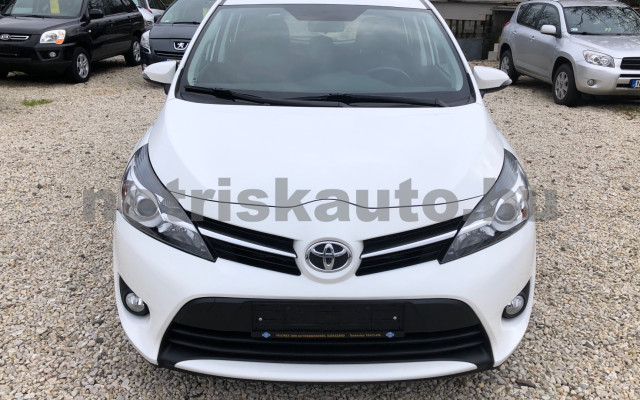 TOYOTA Corolla Verso/Verso 1.6 D-4D Active személygépkocsi - 1598cm3 Diesel 119938 9/12