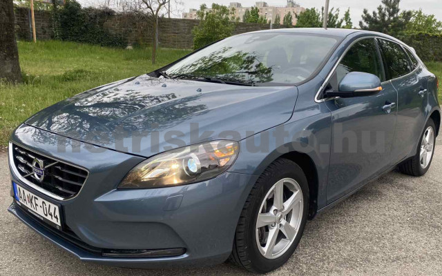 VOLVO V40 2.0 D [D3] Momentum személygépkocsi - 1984cm3 Diesel 120168 2/45