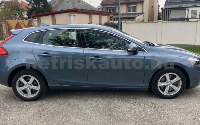 VOLVO V40 2.0 D [D3] Momentum személygépkocsi - 1984cm3 Diesel 120168 6/45