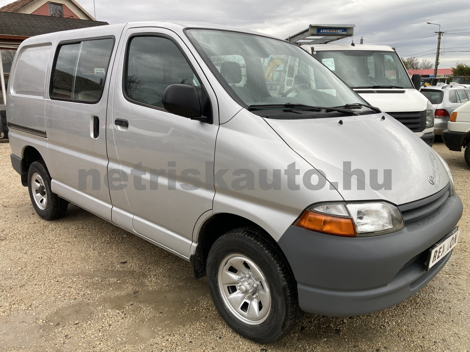 TOYOTA Hi-Ace 2.4 TD 4x4 Panel Van tehergépkocsi 3,5t össztömegig - 2446cm3 Diesel 121333 2/10