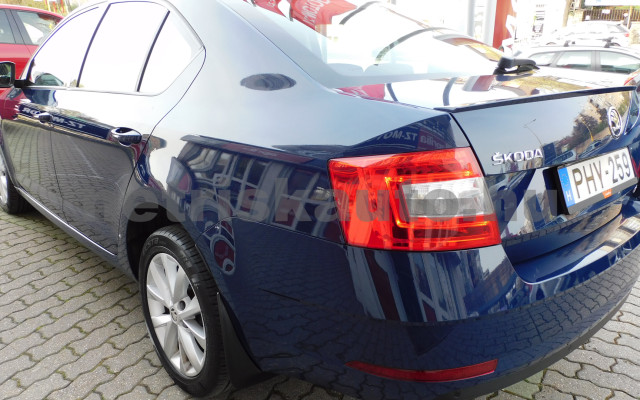 SKODA Octavia 2.0 CR TDI Style 4x4 DSG E6 személygépkocsi - 1968cm3 Diesel 120120 2/12