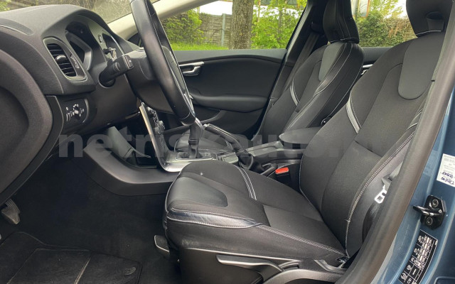 VOLVO V40 2.0 D [D3] Momentum személygépkocsi - 1984cm3 Diesel 120168 12/45