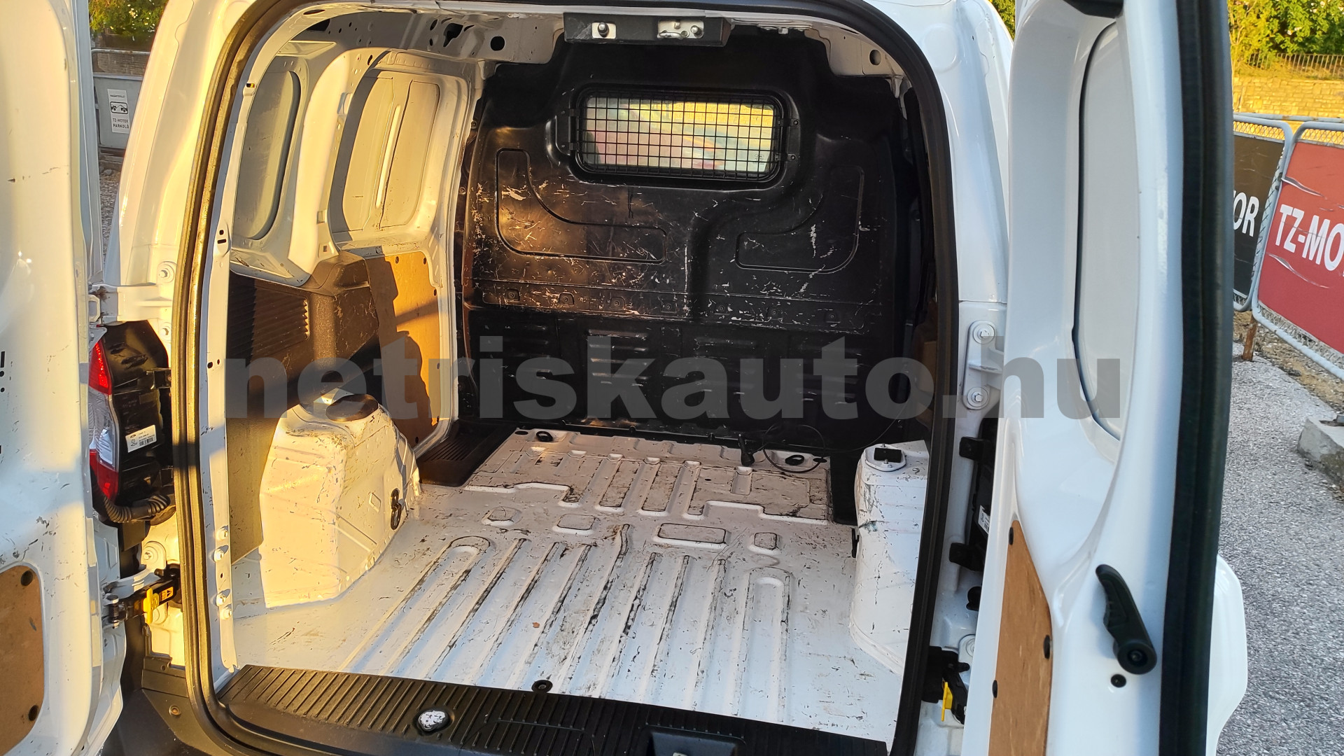 FORD Courier 1.5 TDCi Transit Trend S&S tehergépkocsi 3,5t össztömegig - 1498cm3 Diesel 121448 10/12