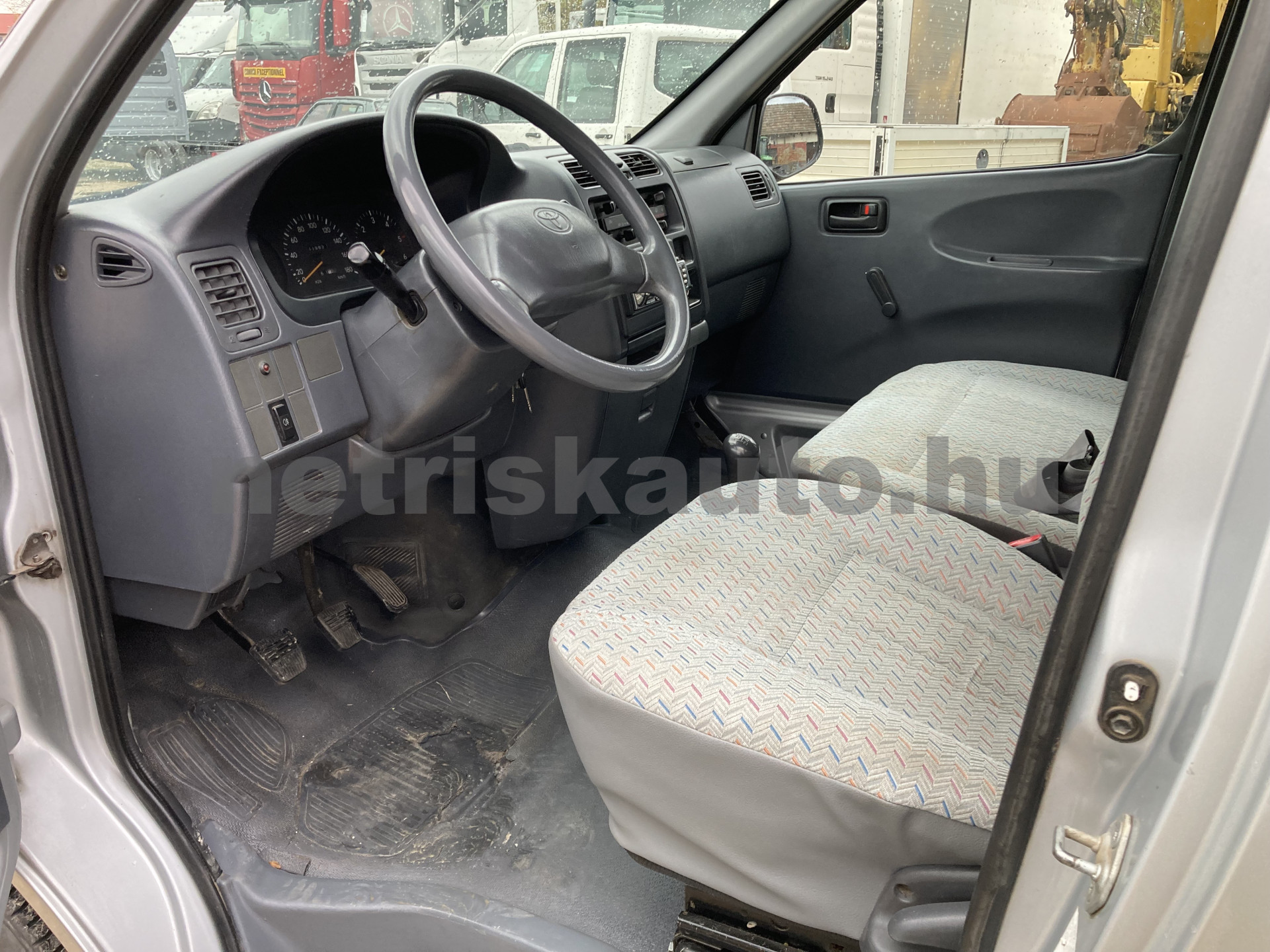 TOYOTA Hi-Ace 2.4 TD 4x4 Panel Van tehergépkocsi 3,5t össztömegig - 2446cm3 Diesel 121333 6/10