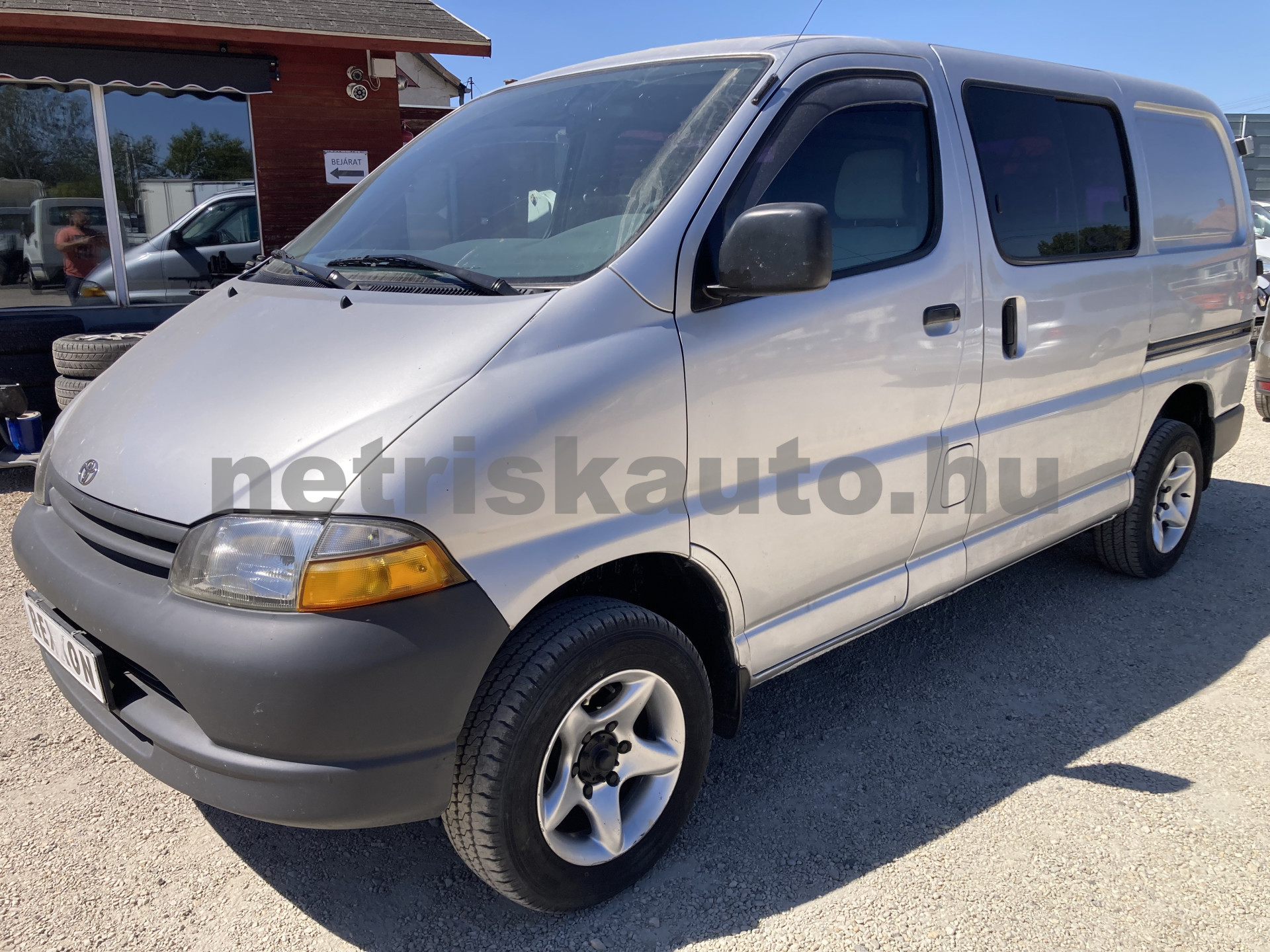 TOYOTA Hi-Ace 2.4 TD 4x4 Panel Van tehergépkocsi 3,5t össztömegig - 2446cm3 Diesel 121550 2/10