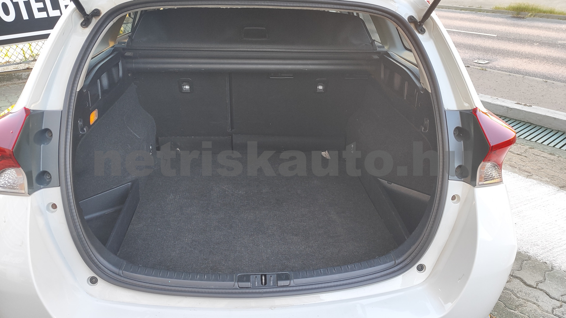 TOYOTA Auris 1.6 Active Comfort személygépkocsi - 1598cm3 Benzin 121525 10/12