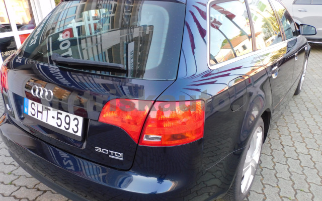 AUDI A4 3.0 V6 TDI DPF quattro tiptronic személygépkocsi - 2976cm3 Diesel 121188 12/12