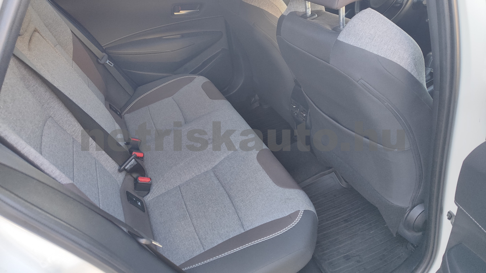 TOYOTA Corolla 1.8 Hybrid Trek e-CVT személygépkocsi - 1798cm3 Hybrid 121589 9/12